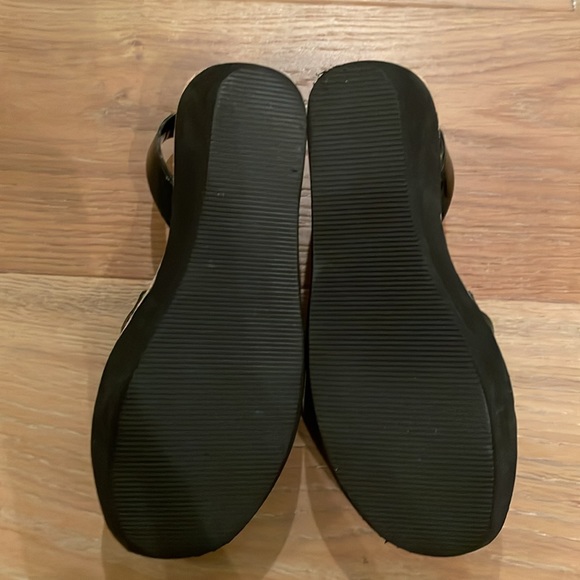 Kenneth Cole Platform Sandals. - Picture 4 of 6